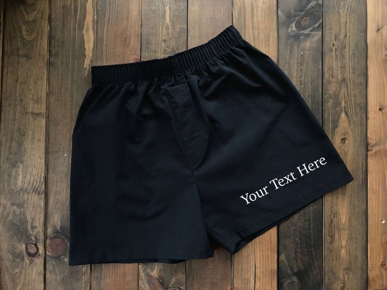 Pode incluir: Boxer de algod&atilde;o preto com uma mensagem bordada em branco que diz "Your Text Here".