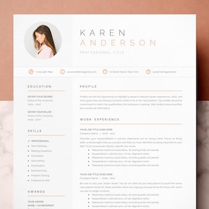 以下が含まれることがあります： 桃色の背景を持つミニマルな履歴書テンプレート。履歴書には、教育、スキル、職務経歴、賞、プロフィールセクションが含まれています。テンプレートには、プロのヘッドショットと連絡先情報が含まれています。