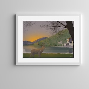 Può includere: Un dipinto digitale di un cervo in piedi in un campo vicino a un lago. Il cervo è marrone con macchie bianche. Sullo sfondo, c'è una casa con un tetto verde e un albero con foglie verdi. Il cielo è di un azzurro chiaro con alcune nuvole.