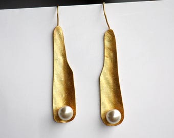 Lightweight Brass Drop Earrings with Pearls: Elegant Everyday Wear