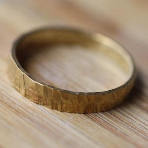 Anillo de latón martillado hecho a mano: alianza de boda personalizada
