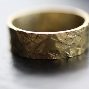 Bague en laiton martelée faite main : bague gravée sur mesure