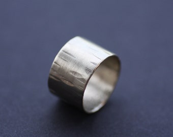 Chunky Silber 950 Ring, Breiter gehämmerter strukturierter Ring, personalisierter Ring für ihn, Selbstgeschenk, Valentinstag graviert mit Ihrer Nachricht Geschenk