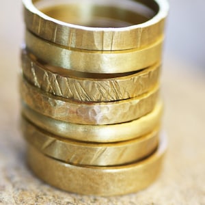 Messing gehamerde ringen, gehamerde stapelbare ringen, gehamerde herentrouwringen, op maat gemaakte damesringen, gepersonaliseerde set ringen, zelfcadeau