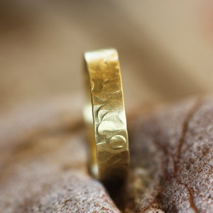 Vergulde messing gehamerde ring, gehamerde verlovingsband, gehamerde herentrouwring, gouden damesring, gepersonaliseerde ring, gegraveerde ring