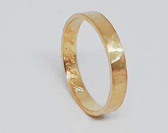 Puede incluir: Un anillo de banda de oro con textura martillada. El interior de la banda está grabado con las palabras "With all my heart".