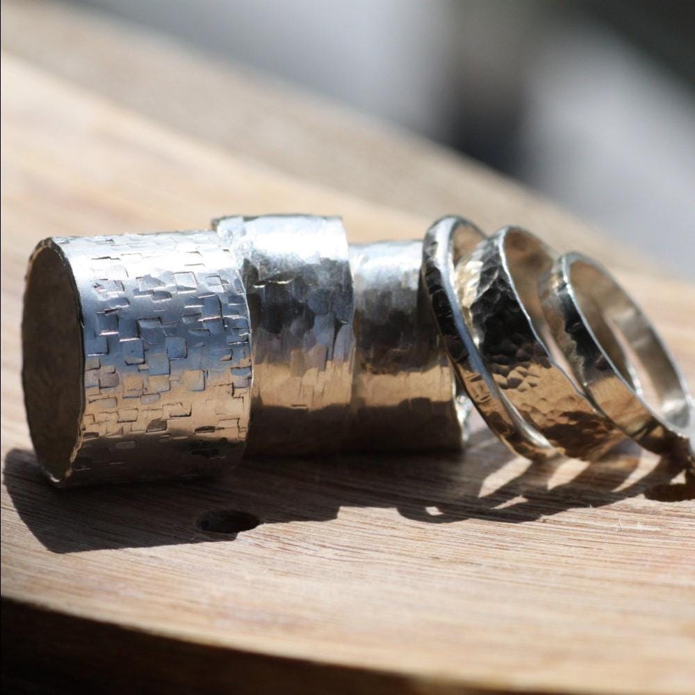 ハンマー仕上げのシルバー925リング：カスタム刻印入り結婚指輪 - Etsy