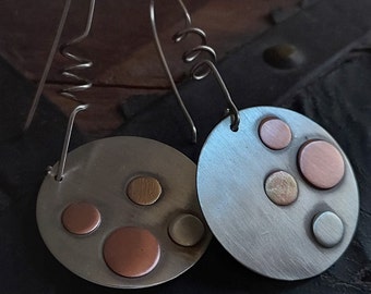 Brincos pendentes artesanais em prata de lei: discos em metais mistos (cobre e latão).