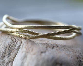 Strukturierte Messing Armreifen: Set mit 3 kurvigen Stapel Armbändern