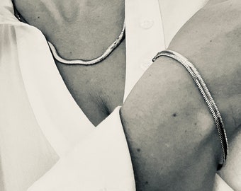 Pulsera minimalista de cadena de serpiente en plata de ley: elegante joya para combinar.