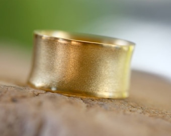 Vergoldeter Messingring: Strukturiertes breites Band, personalisierte Gravur