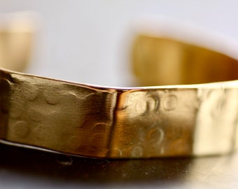 Manchette en laiton à facettes plaqué or, bracelet en bronze texturé, bijoux faits main pour cadeaux de demoiselles d'honneur, manchette gravée réglable plaquée or