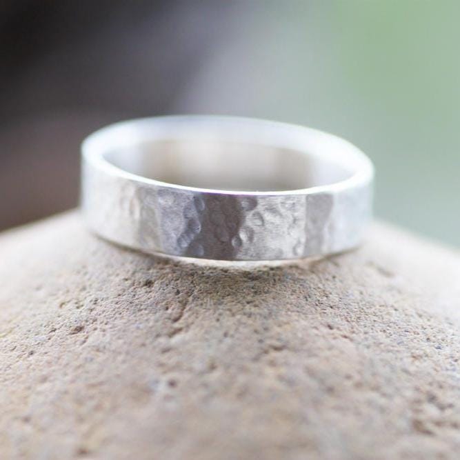 ハンマー仕上げのシルバー925リング：カスタム刻印入り結婚指輪 - Etsy
