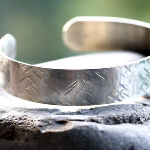 Brazalete ajustable de plata de ley grabada con acabado oxidado y martillado