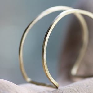 Bracelet manchette en laiton fait main : motif carré personnalisé en fil de fer