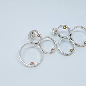 Boucles d&#39;oreilles cercle en argent sterling : détails mélangés de laiton et de cuivre