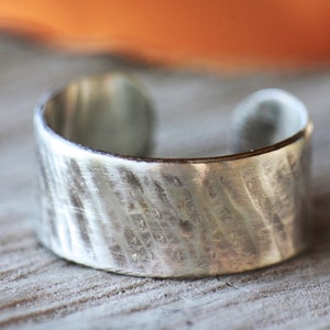 Verstellbarer texturierter Sterlingsilber-Breitbandring: Personalisierte Initiale mit Gravur