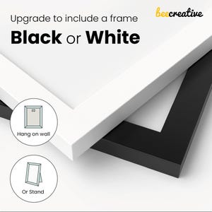 Peut inclure: Deux cadres photo, l'un noir et l'autre blanc, sont pr&eacute;sent&eacute;s sur un fond blanc. Les cadres sont positionn&eacute;s de mani&egrave;re &agrave; montrer les bords de chaque cadre. Le texte "Upgrade to include a frame Black or White" est en haut de l'image. Le texte "Hang on wall" est sous une petite image d'une photo encadr&eacute;e avec un crochet au dos. Le texte "Or Stand" est sous une petite image d'une photo encadr&eacute;e avec un support au bas.