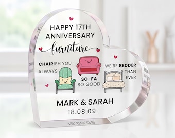 Puede incluir: Placa acrílica en forma de corazón con las palabras "Happy 17th Anniversary" y "furniture". La placa presenta ilustraciones de muebles de dibujos animados y los nombres "Mark & Sarah" con la fecha 18.08.09.