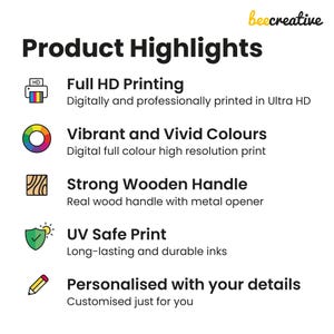 Puede incluir: Gr&aacute;fico blanco con el texto "Product Highlights" e iconos que describen las caracter&iacute;sticas del producto. Las caracter&iacute;sticas incluyen impresi&oacute;n Full HD, colores vibrantes, un mango de madera resistente, impresi&oacute;n resistente a los rayos UV y detalles personalizados.