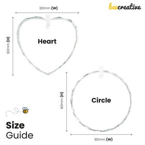 Puede incluir: Adornos de cristal transparente facetado en forma de coraz&oacute;n y c&iacute;rculo, cada uno de 8 cm de alto y ancho. Las formas de coraz&oacute;n y c&iacute;rculo tienen una cinta blanca para colgar. La imagen incluye el texto "Heart", "Circle", "Size Guide" y el logo beecreative.