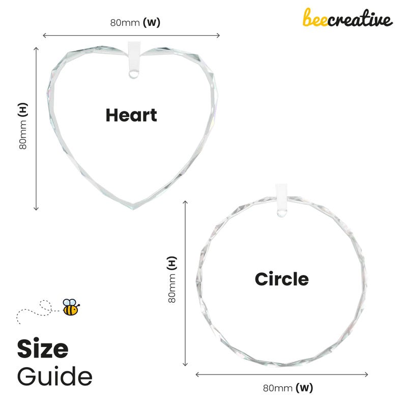 Puede incluir: Adornos de cristal transparente facetado en forma de coraz&oacute;n y c&iacute;rculo, cada uno de 8 cm de alto y ancho. Las formas de coraz&oacute;n y c&iacute;rculo tienen una cinta blanca para colgar. La imagen incluye el texto "Heart", "Circle", "Size Guide" y el logo beecreative.