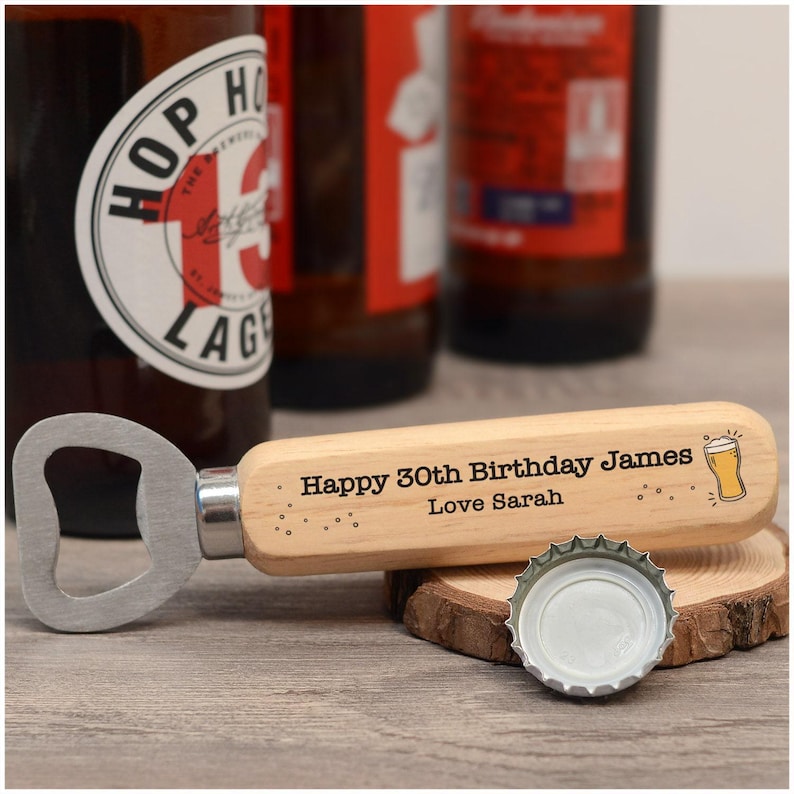 Regalos de cumpleaños para él: 18, 21, 30, 40, 50 y 60 años. Abrebotellas de cerveza personalizado para hombre. imagen 4