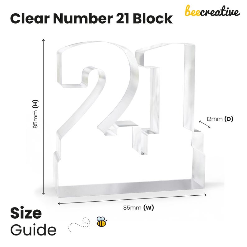 Puede incluir: Bloque transparente de acr&iacute;lico con el n&uacute;mero 21. El bloque mide 8,5 cm de alto, 8,5 cm de ancho y 1,2 cm de profundidad. El texto "Clear Number 21 Block" y "beecreative" est&aacute;n en la parte superior. Las palabras "Size Guide" est&aacute;n en la parte inferior.