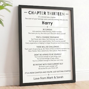 Puede incluir: Una lámina de arte enmarcada en negro con fondo blanco y texto negro titulado CHAPTER THIRTEEN. El texto incluye consejos para un adolescente llamado Harry, terminando con Love from Mark & Sarah. El diseño utiliza fuentes simples y estrellas.