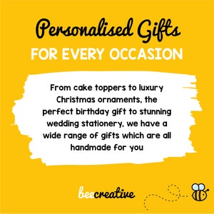 K&ouml;nnte beinhalten: Gelber Hintergrund mit wei&szlig;em Text, der "Personalised Gifts FOR EVERY OCCASION" lautet. Eine wei&szlig;e Sprechblase mit schwarzem Text lautet "From cake toppers to luxury Christmas ornaments, the perfect birthday gift to stunning wedding stationery, we have a wide range of gifts which are all handmade for you". Der Text "beecreative" befindet sich in einer wei&szlig;en Sprechblase mit schwarzem Umriss. Eine Cartoon-Biene mit schwarzen und gelben Streifen befindet sich in der unteren rechten Ecke.