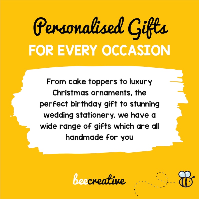 K&ouml;nnte beinhalten: Gelber Hintergrund mit wei&szlig;em Text, der "Personalised Gifts FOR EVERY OCCASION" lautet. Eine wei&szlig;e Sprechblase mit schwarzem Text lautet "From cake toppers to luxury Christmas ornaments, the perfect birthday gift to stunning wedding stationery, we have a wide range of gifts which are all handmade for you". Der Text "beecreative" befindet sich in einer wei&szlig;en Sprechblase mit schwarzem Umriss. Eine Cartoon-Biene mit schwarzen und gelben Streifen befindet sich in der unteren rechten Ecke.