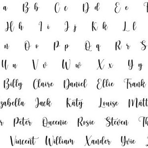 Puede incluir: Un fondo blanco muestra un alfabeto en negro, escrito a mano, tanto en may&uacute;sculas como en min&uacute;sculas, y una selecci&oacute;n de nombres. Las letras y los nombres est&aacute;n en un estilo cursivo, ideal para art&iacute;culos personalizados.