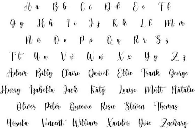 Puede incluir: Un fondo blanco muestra un alfabeto en negro, escrito a mano, tanto en may&uacute;sculas como en min&uacute;sculas, y una selecci&oacute;n de nombres. Las letras y los nombres est&aacute;n en un estilo cursivo, ideal para art&iacute;culos personalizados.