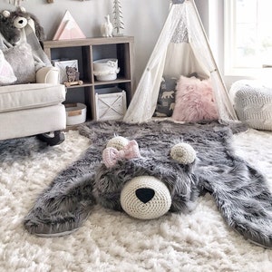 Extra Großer Grauer Grizzly Bär Teppich fürs Kinderzimmer | Cozy Woodland Decor von ClaraLoo Creations