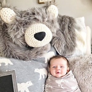 Grauer Grizzly-Teppich fürs Kinderzimmer | Waldtiere Dekor für Kinderzimmer von ClaraLoo Creations