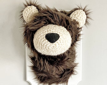 Adorno de pared de oso grizzly: piel sintética marrón, detalles de ganchillo hechos a mano, decoración infantil con temática de bosque.