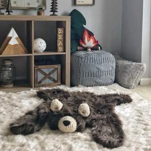 Kleiner brauner Grizzlybär-Teppich fürs Kinderzimmer | Gemütliches Waldland Dekor für Kinderzimmer