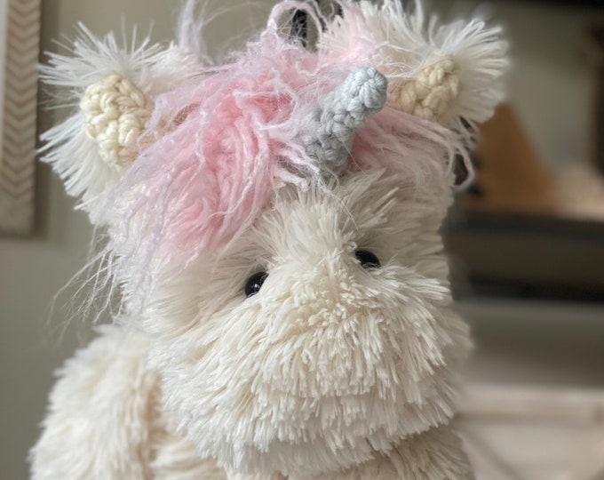 Einhorn Plüsch - gefülltes Einhorn gehäkelt - ClaraLoo