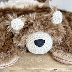 Kleiner Cappuccino Grizzly Bärenteppich, Decke und Plüsch fürs Kinderzimmer | Plüschtier Waldtier Dekor von ClaraLoo Creations