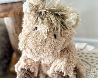 Caballo de peluche esponjoso: detalles de crochet, decoración de guardería de granja