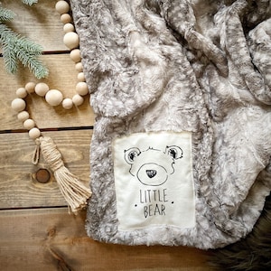 Copertina per neonati grigia di ClaraLoo, stampa animalier in pelliccia sintetica, adorabile copertina di sicurezza, decorazione per cameretta dei bambini in stile bosco, animale della foresta, regalo per baby shower