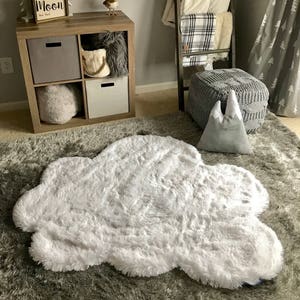 Ivory Cloud Teppich fürs Kinderzimmer | Dekorative Bodenmatte von ClaraLoo Creations