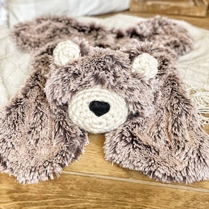 Bärenteppich lovey, braun für großes Kind Lovey. Kinderzimmer Dekor. Weicher Teddybärplüsch gehäkelt. Einzigartiges Geschenk zur Geburt. Kuscheltier Stofftier