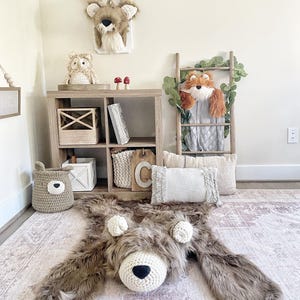 Regelmäßige Cappuccino Grizzly Bär Kinderzimmer Teppich & Plüsch Hirsch Wanddekor | Woodland Set von ClaraLoo Creations
