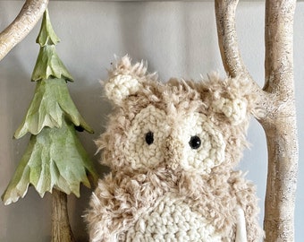 Piccolo gufo di peluche fatto a mano con pelliccia sintetica per cameretta a tema bosco.