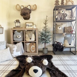Regelmäßige brauner Grizzly Bär Kinderzimmer Teppich und Plüsch Elch Wanddekor | Woodland Set von ClaraLoo Creations