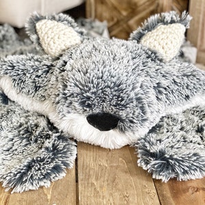 Grauer Frosted Minky Wolf Teppich fürs Kinderzimmer | Woodland-Themed Decor für Kinderzimmer