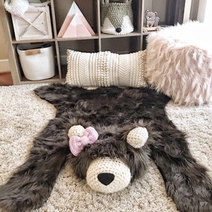 Brauner Grizzly Bärenteppich fürs Kinderzimmer | Woodland Decor Kollektion von ClaraLoo Creations