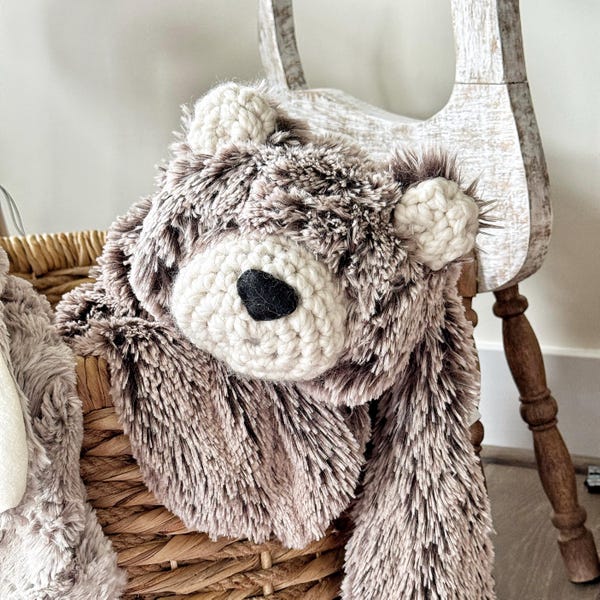 Gehäkelter Bär Lovey in braunem Kunstpelz fürs Waldkinderzimmer