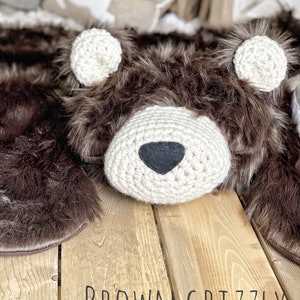 Brauner Grizzlybär-Teppich fürs Kinderzimmer | Handgeknüpfter Teppich für Babys von ClaraLoo Creations